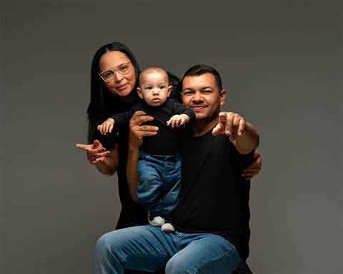Sessão de Acompanhamento do bebê. Ensaio de Dia dos Pais com família e bebê'
