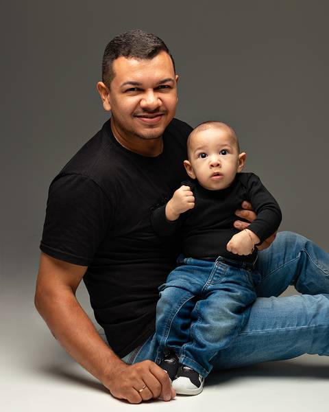 Sessão de Acompanhamento do bebê. Ensaio de Dia dos Pais com família e bebê'