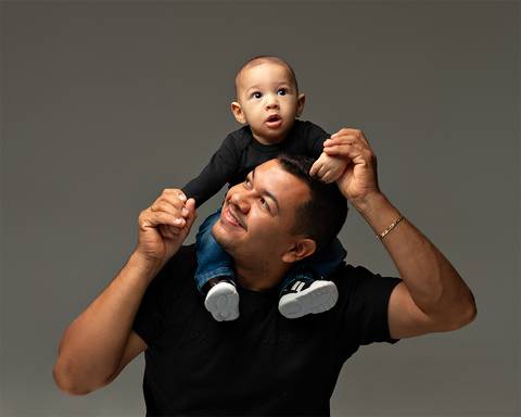 Sessão de Acompanhamento do bebê. Ensaio de Dia dos Pais com família e bebê'