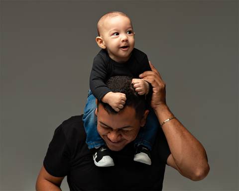 Sessão de Acompanhamento do bebê. Ensaio de Dia dos Pais com família e bebê'