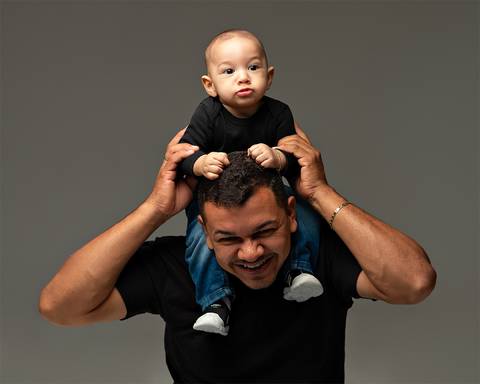 Sessão de Acompanhamento do bebê. Ensaio de Dia dos Pais com família e bebê'