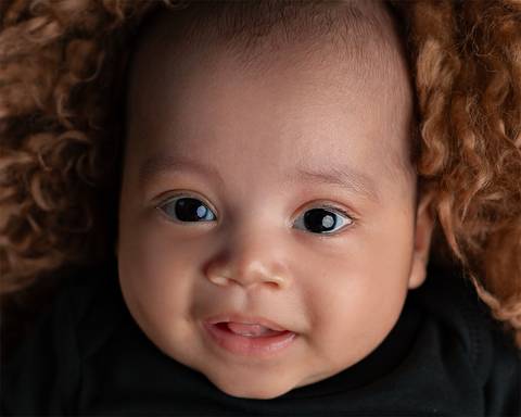 Ensaio de Acompanhamento do bebê em estúdio'