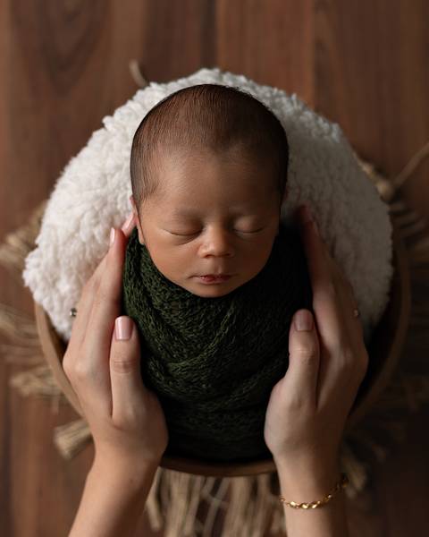 Ensaio Newborn de bebê clean e minimalista em estúdio Natal/RN'