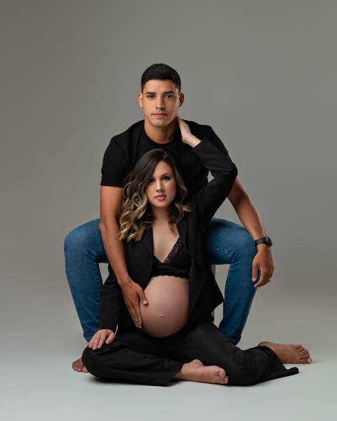 Ensaio de Gestante em estúdio chique e minimalista. Feito por Amoradia Foto em Natal/RN.'