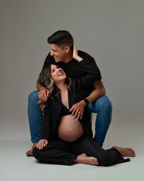 Ensaio de Gestante em estúdio chique e minimalista. Feito por Amoradia Foto em Natal/RN.'