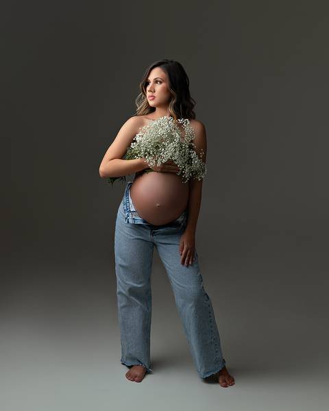 Ensaio de Gestante em estúdio chique e minimalista. Feito por Amoradia Foto em Natal/RN.'