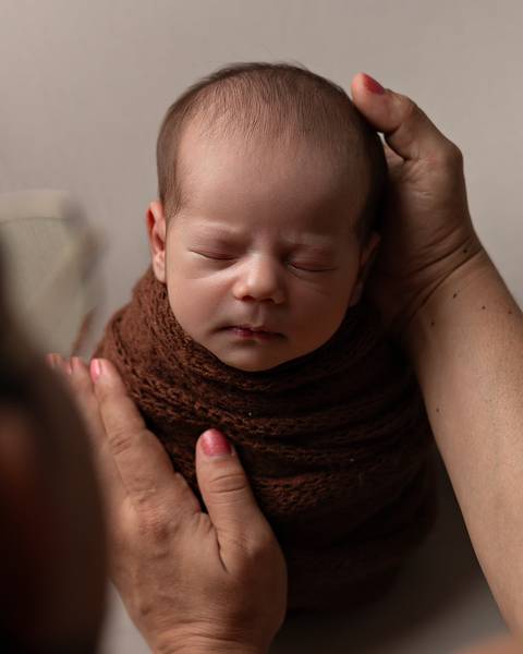 fotos de bebê recém-nascido em estúdio'