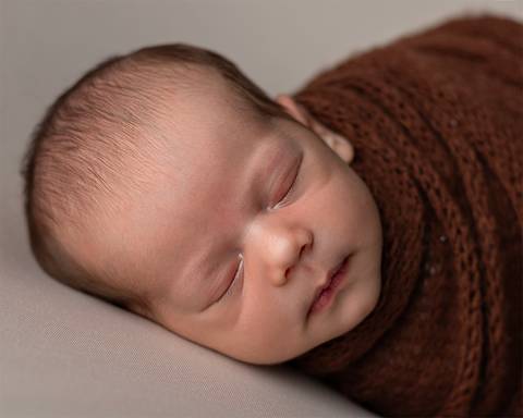 fotos de bebê recém-nascido em estúdio'