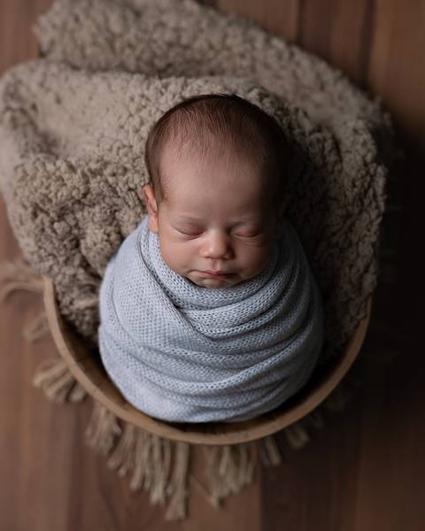 fotos de bebê recém-nascido em estúdio'
