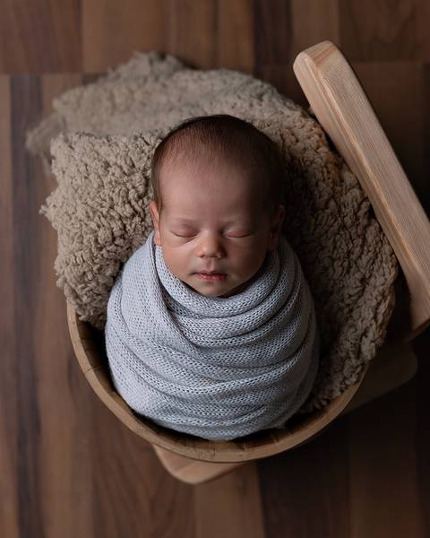 fotos de bebê recém-nascido em estúdio'