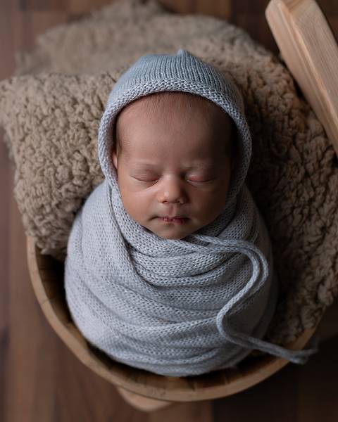 fotos de bebê recém-nascido em estúdio'