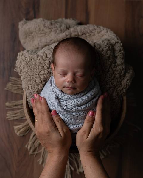 fotos de bebê recém-nascido em estúdio'