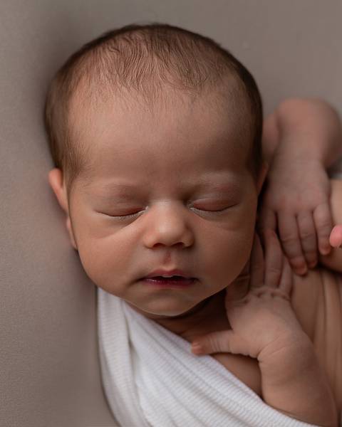 fotos de bebê recém-nascido em estúdio'