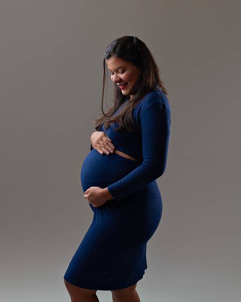 Ensaio de gestante em estúdio. Chique, minimalista e atemporal'