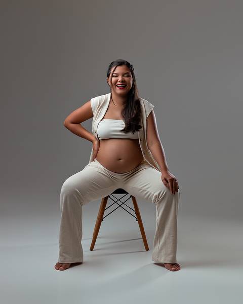 Ensaio de gestante em estúdio. Chique, minimalista e atemporal'