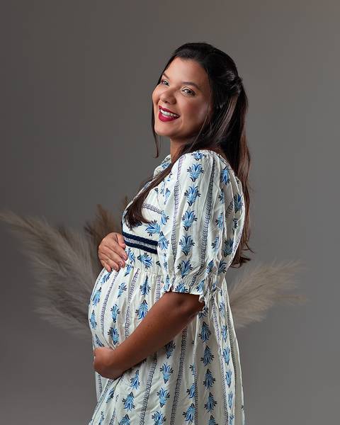 Ensaio de gestante em estúdio. Chique, minimalista e atemporal'