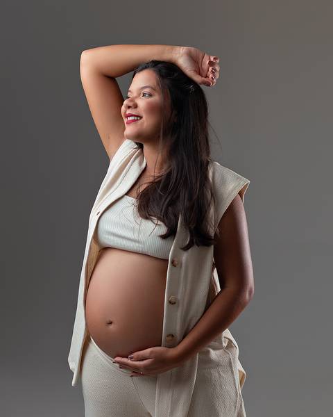 Ensaio de gestante em estúdio. Chique, minimalista e atemporal'