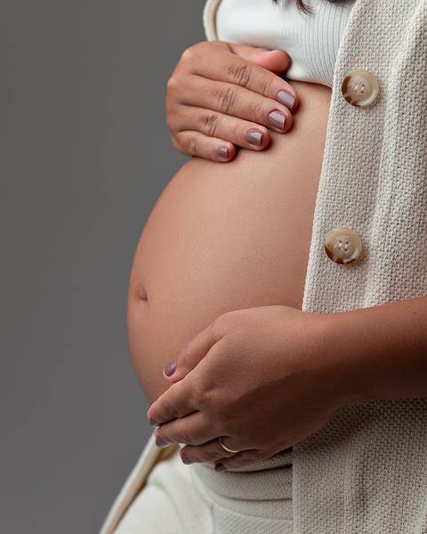 Ensaio de gestante em estúdio. Chique, minimalista e atemporal'