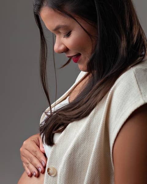 Ensaio de gestante em estúdio. Chique, minimalista e atemporal'
