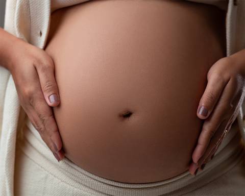 Ensaio de gestante em estúdio. Chique, minimalista e atemporal'