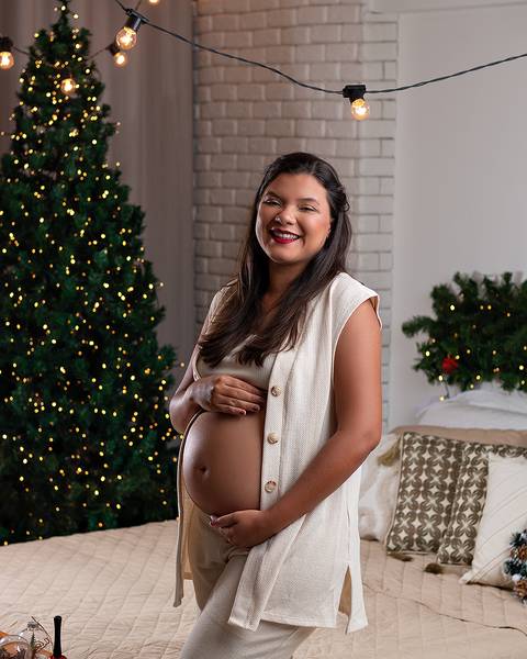 Ensaio de gestante em estúdio com cenário natalino. Natal/RN'