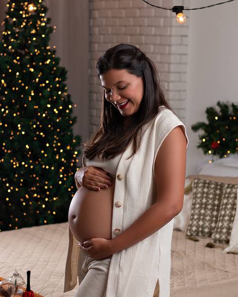 Ensaio de gestante em estúdio com cenário natalino. Natal/RN'