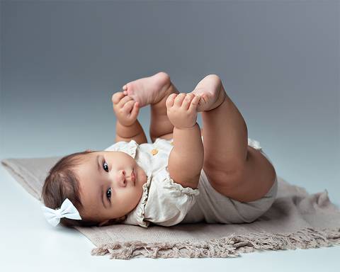 Ensaio de acompanhamento de bebê. Fotos de introdução alimentar.'