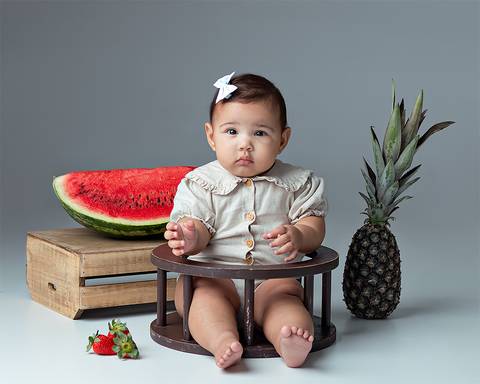 Ensaio de acompanhamento de bebê. Fotos de introdução alimentar.'