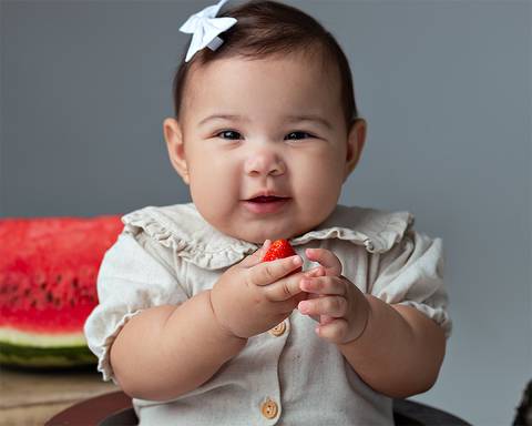 Ensaio de acompanhamento de bebê. Fotos de introdução alimentar.'