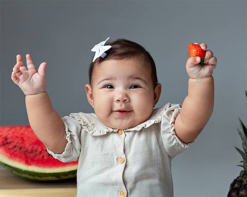 Ensaio de acompanhamento de bebê. Fotos de introdução alimentar.'