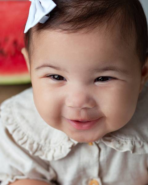 Ensaio de acompanhamento de bebê. Fotos de introdução alimentar.'