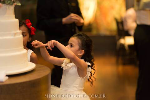 crianças e bolo de casamento'