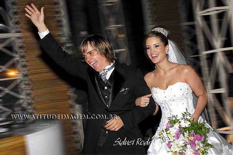 inspirações para vestido de noiva,  noivos querem fotos mais espontâneas e que, literalmente, “documentem” os momentos e detalhes do grande dia. '