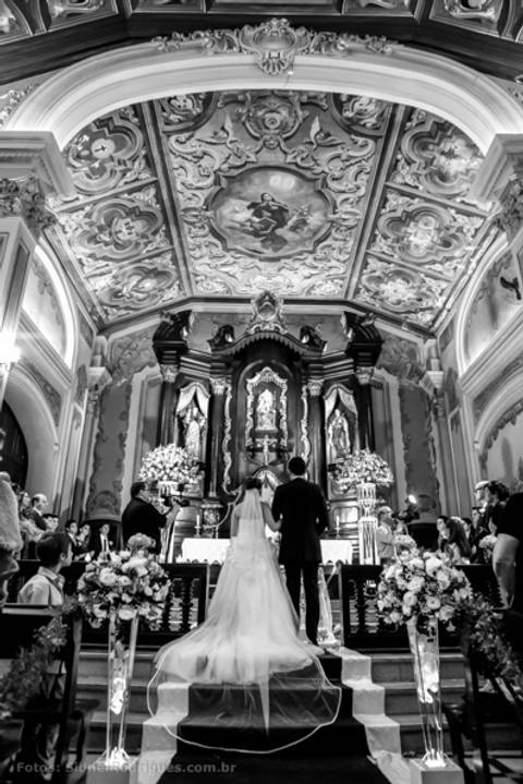 Capela da Puc, Acessórios de noiva como peça chave, Traje do noivo descolado,  '