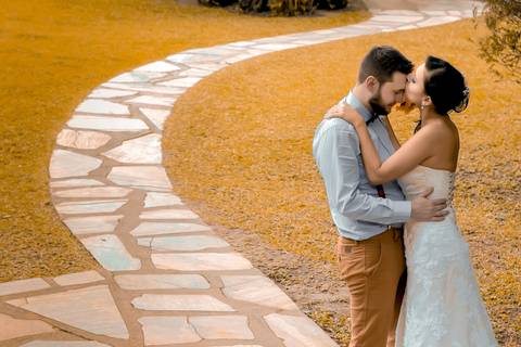 o fotógrafo de casamento perfeito para capturar cada momento especial do seu grande dia. Profissionalismo, criatividade e emoção em cada clique. Contate-nos agora!