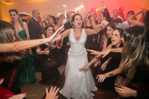 Contrate um fotógrafo de casamento profissional para capturar cada momento especial do seu grande dia com fotos artísticas e emocionantes. Descubra pacotes personalizados, cobertura completa e edição profissional para memórias inesquecíveis.'