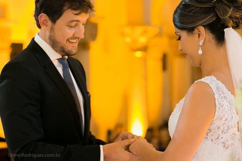 Encontre o fotógrafo de casamento perfeito para capturar cada momento especial do seu grande dia com fotos artísticas e emocionantes. Serviços profissionais de fotografia para casamento, com pacotes personalizados e atendimento especializado.'