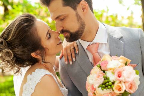 No dia do casamento, a equipe de fotografia e vídeo estará presente para capturar todos os momentos importantes, desde os preparativos da noiva até a festa de recepção. Isso inclui fotos da noiva se arrumando, a cerimônia de casamento, os retratos '