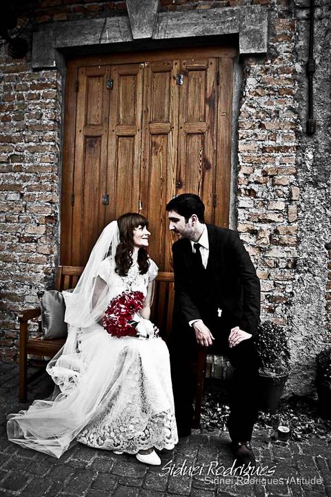 escolher um segundo vestido para usar na festa.'