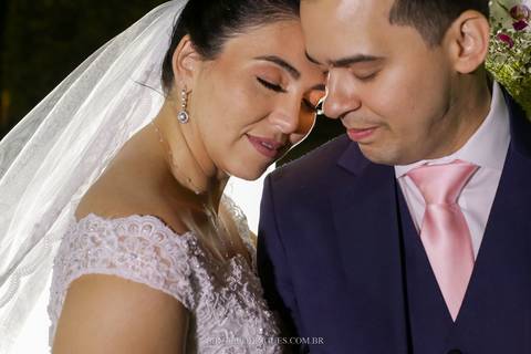 Cada foto é cuidadosamente composta, aproveitando a luz e a paisagem para criar imagens que transcendem a realidade e evocam emoções profundas.'