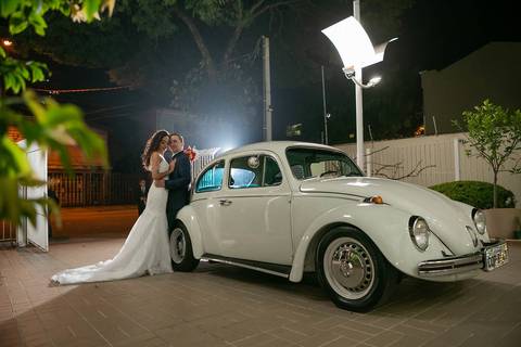 Os fotógrafos empregam técnicas artísticas para criar imagens memoráveis que capturam a beleza da noiva, assim como a atmosfera do casamento. Eles utilizam diferentes ângulos, iluminação e composição para produzir fotos que são tanto '