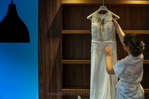 VESTIDO DE NOIVA COM CROP TOPS,  VESTIDO DE NOIVA COM SAIA REMOVÍVEL,  VESTIDO DE NOIVA COM DESIGN ASSIMÉTRICO, VESTIDO DE NOIVA COM PENAS, vestido de noiva com plumas, o segundo look da noiva, conteúdo 
ideias e inspirações para casamentos '