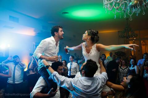 os noivos se divertem'