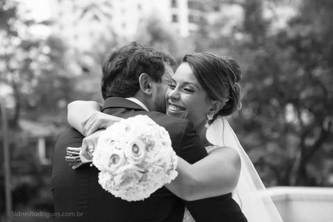 noiva aos braços emoção'