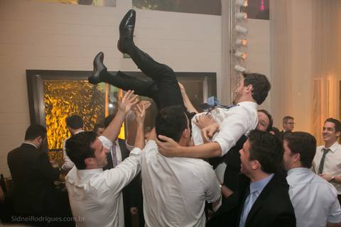 noivos que se divertem'