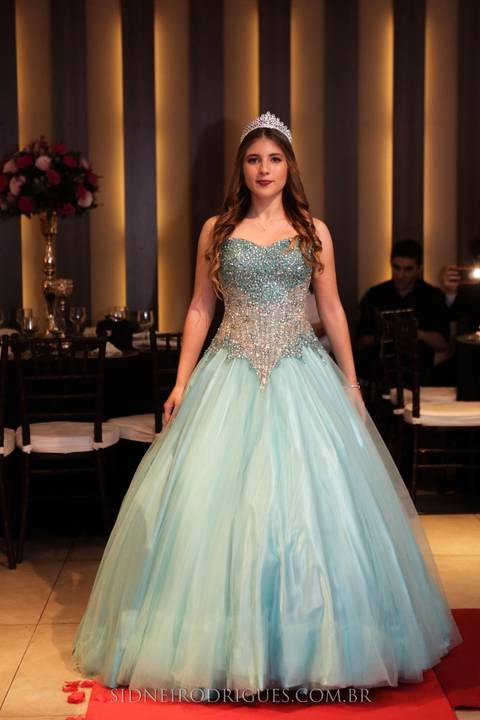 o vestido ideal para festa de 15 anos, festa de debutante no espaço 
 buffet 
Aya'