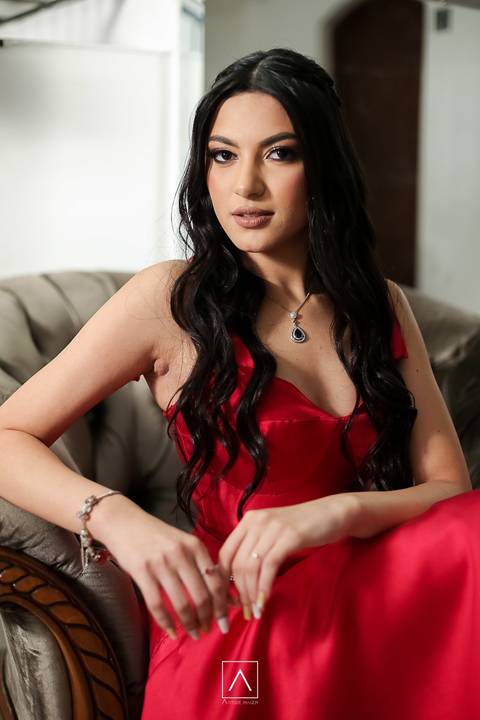 Especialista em debutante.
o ateliê Gugu Fernando trabalha com vestidos para debutantes.'