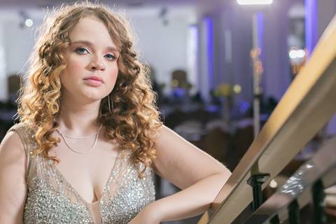 debutante loira, vestido prateado,'