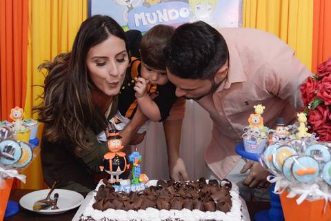foto Assoprando a velinha, aniversario 1 ano, decoraçao Mundo Bita. fotógrafa de aniversario infantil, tatuapé, foto hora do parabens'