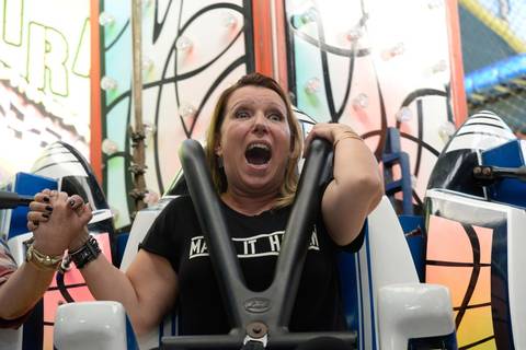 fotógrafa aniversario infantil, tatuapé. fotos aniversario espontaneas, foto vovo se divertindo nos brinquedos'